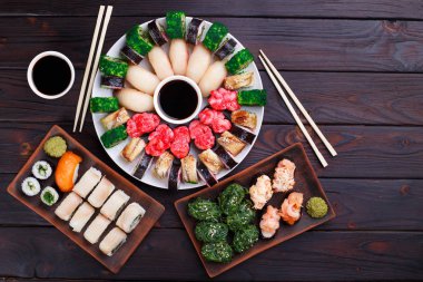 Nigiri ve maki sushi lezzetli kümesi ile geleneksel s görev yaptı.