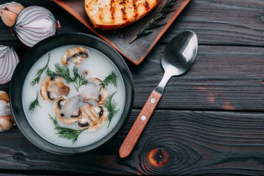 Mantar kremalı çorba dekore edilmiş dilimlenmiş petrol ve yeşil 