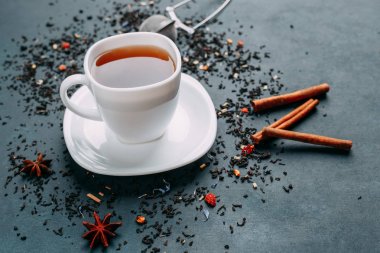 Bir fincan sıcak ısınma siyah çay ve çay stainer ile kompozisyon,