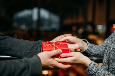 Sevgililer günü kutlama. Çift kırmızı tutan eller bo hediye