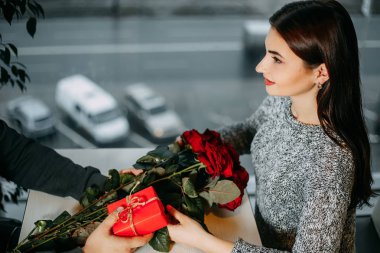 Romantik arka plan, tarihte, aşık adamım gül veren çift ve