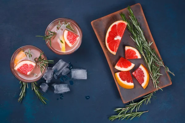 Grejpfrut i rozmaryn koktajl, orzeźwiający napój z lodem, vie — Zdjęcie stockowe