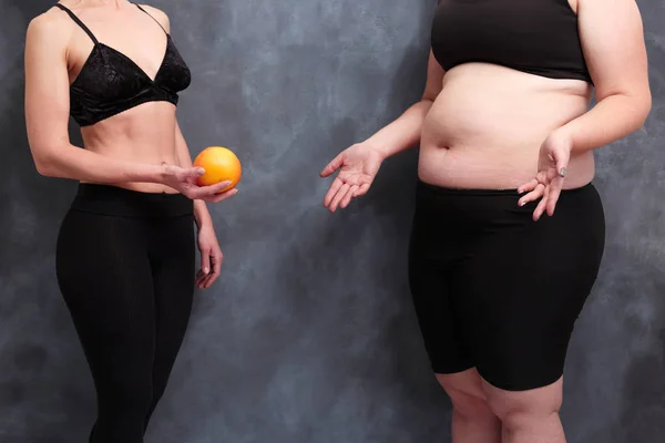 Fit kínáló grapefruit túlsúlyos hölgy nő. Extrém diéta, — Stock Fotó