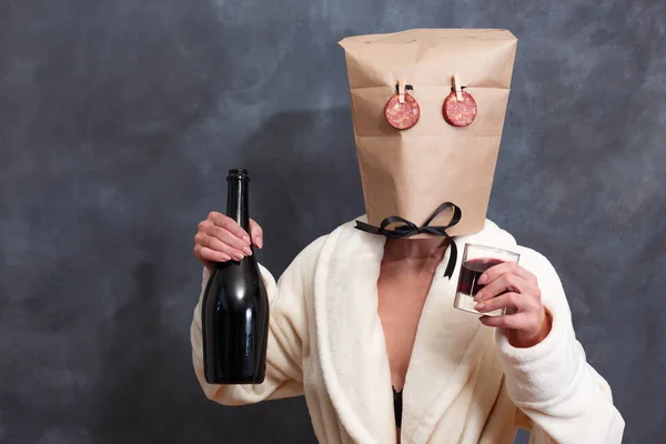 アルコール カクテルを飲んで頭にパッケージを持つ不明な女性 — ストック写真