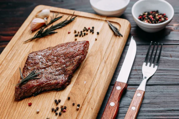 Aptitretande grillad biff på trä skärbräda med rosem — Stockfoto