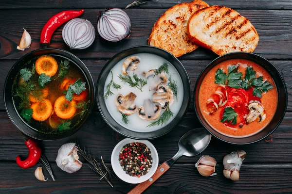 Variedad de coloridas verduras crema sopas e ingredientes para s — Foto de Stock