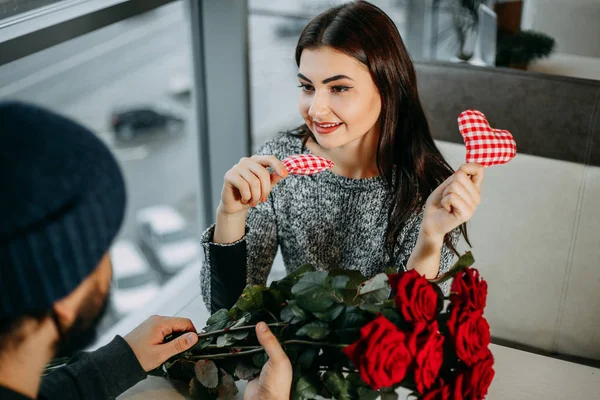 Mujer joven intercambiando regalos con su novio en el restaurante. V. —  Fotos de Stock