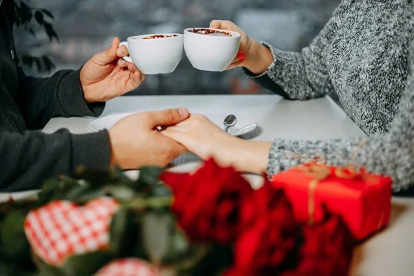 Romantikus hátteret, két csésze kávé és a kezét pár l — Stock Fotó