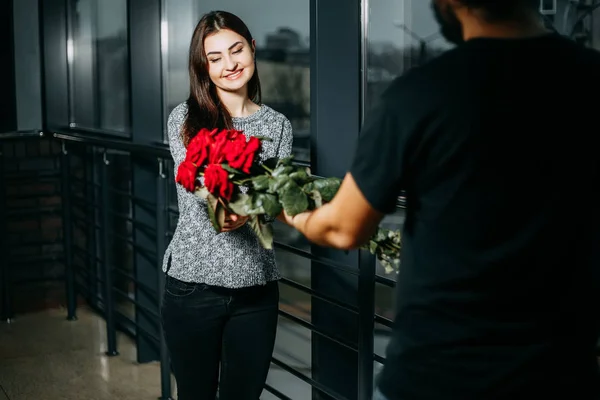 Una pareja amorosa, un hombre dando un ramo de rosas a su mujer. Valen. — Foto de Stock