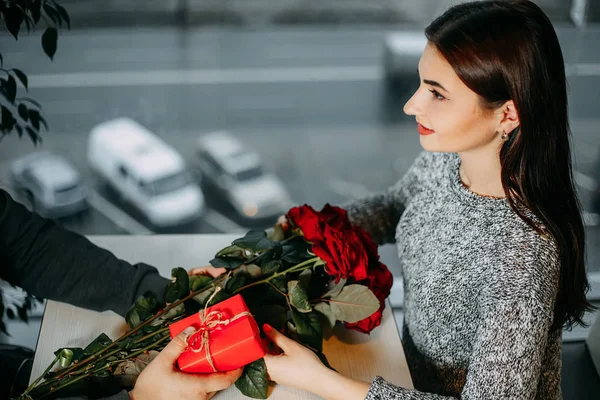Romance fond, couple amoureux sur la date, homme donnant des roses et — Photo