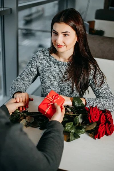 Loving couple make a present to each other on Valentines Day. C — Stock Photo, Image