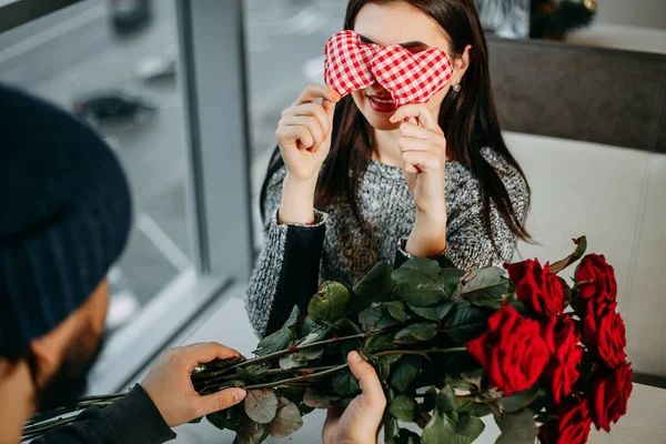 Homme faisant surprise à sa petite amie donnant un bouquet de ro rouge — Photo