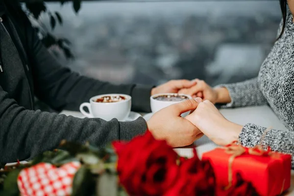 Pareja cariñosa celebrando el día de San Valentín tomados de la mano —  Fotos de Stock