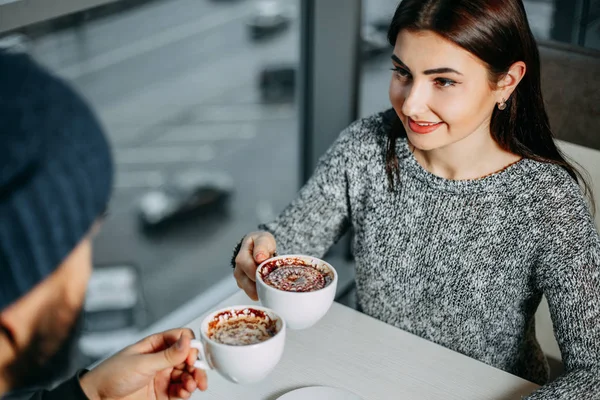 Amor joven pareja celebrando San Valentín día beber café h —  Fotos de Stock