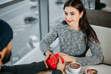 Sevgililer günü hediyesi. Onun kız arkadaşı, bir hediye veren adam da