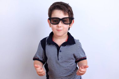 Mutlu gülümseyen çocuk güneş gözlüğü jest, studi Yaşasın gösterilen