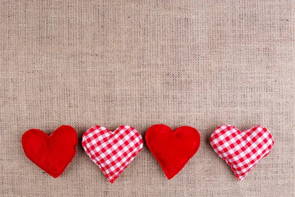 Valentijnsdag achtergrond met stof hart op zak, kopie — Stockfoto