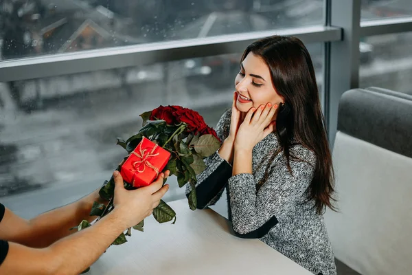 Ελκυστική ευτυχισμένη γυναίκα έχεις όμορφο μπουκέτο από κόκκινα τριαντάφυλλα — Φωτογραφία Αρχείου