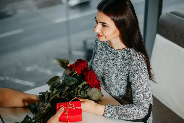 Amour jeune couple sur la date, homme donnant des roses et un cadeau à son gi — Photo