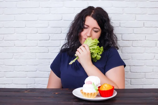 Joven mujer con sobrepeso molesta aburrida de dietas que comen alimentos saludables —  Fotos de Stock