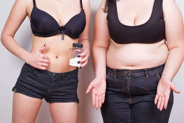 Donna grassa in sovrappeso e in forma signora con una bottiglia di pillola dimagrante — Foto Stock