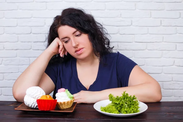 Young boos overgewicht vrouw verveeld van diëten kiezen tussen hea — Stockfoto