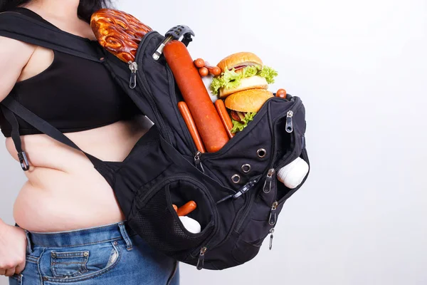 Il sovrappeso è un bagaglio pesante. Donna grassa obesa con una grande schiena — Foto Stock