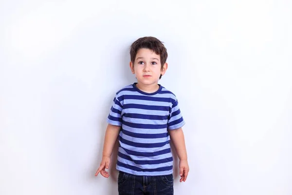 Carino ragazzino timido primo piano riprese in studio su bianco. Emozioni, ch — Foto Stock