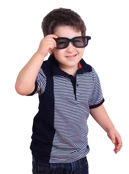 Милий смішний маленький хлопчик у сонцезахисних окулярах, ізольований на білому. Життя — стокове фото