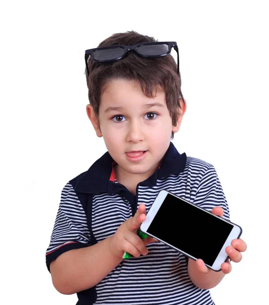 Lindo niño demostrando teléfono inteligente pantalla en blanco en las manos , — Foto de Stock