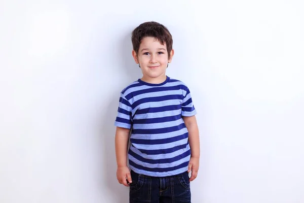 Söt liten pojke närbild studio shoot på vitt. Familj, childhoo — Stockfoto