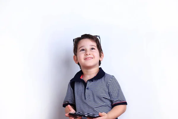Niño soñador con smartphone en las manos. Tecnología, aplicaciones móviles, ch —  Fotos de Stock