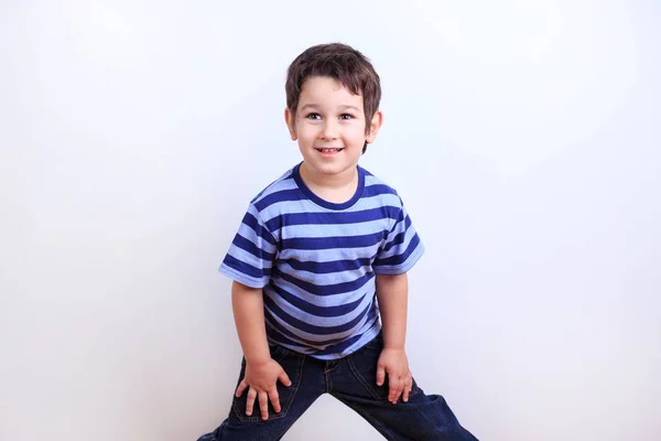 Krásný chlapeček s úsměvem a pózování, studio pro natáčení na bílém. Emo — Stock fotografie