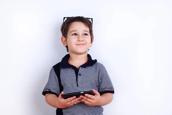 Zasněný chlapec s smartphone v rukou. Technologie, mobilní aplikace, ch — Stock fotografie