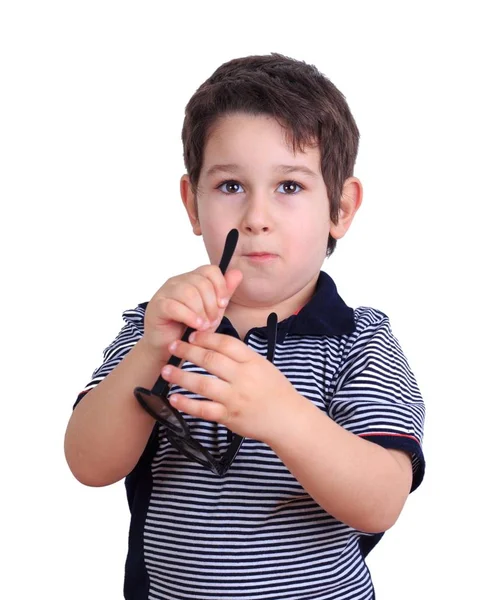 Mooie kleine jongen met zonnebril in handen, studio schieten op whit — Stockfoto