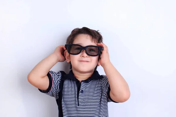 Feliz menino sorridente lindo em óculos de sol, estúdio atirar em branco. C — Fotografia de Stock