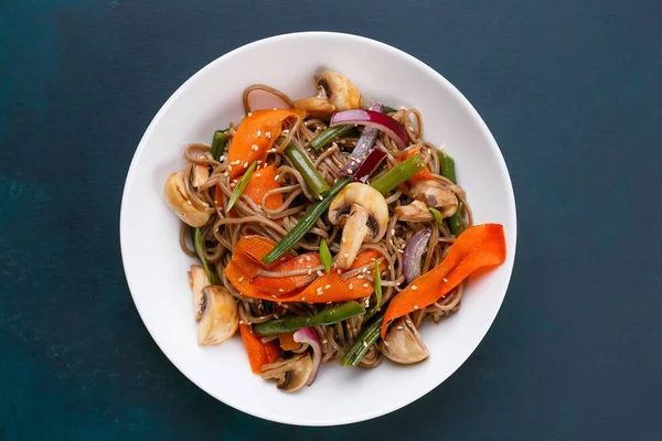 Lahodné čerstvé pad thajské nudle s houbami a zeleniny sl — Stock fotografie