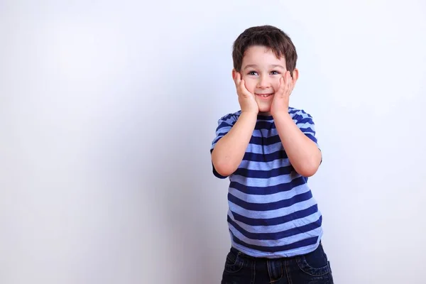 Pequeño chico emocionado, filmación en blanco. Emociones, sentimientos, s —  Fotos de Stock