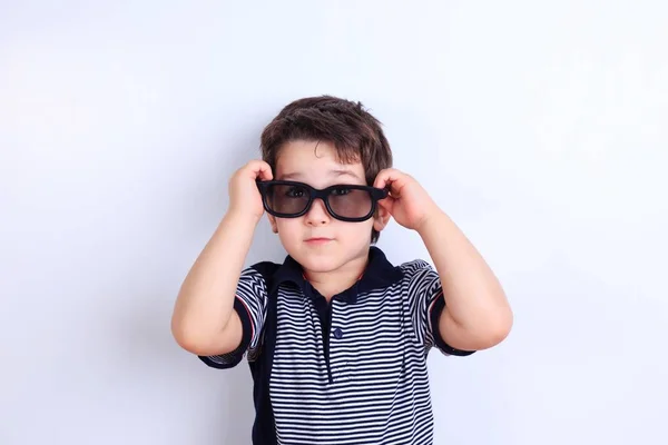 Lindo menino de óculos de sol, filmagem em estúdio branco. Crianças. — Fotografia de Stock