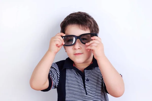 Foto engraçada de menino bonito colocando em óculos de sol, estúdio sho — Fotografia de Stock