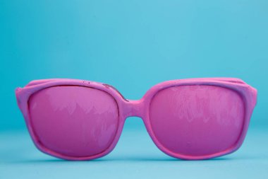 Mavi arka plan, tatil, sprin pembe parlak pastel gözlük