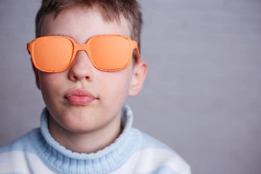 Opak l ile turuncu güneş gözlüklü şirin çocuk portresi kapatın