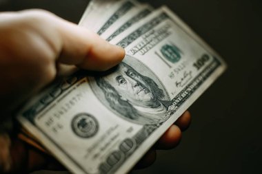 Adam el yüz ABD dolar faturaları, bir yığın ile yakın çekim
