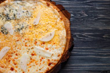 İştah açıcı quattro formaggi peynirli pizza servis armut ile woo