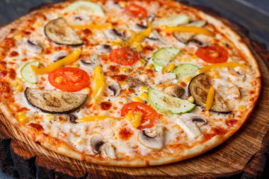 Lezzetli taze vejetaryen pizza domates, kabak, patlıcan