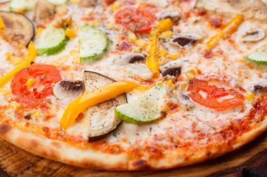 Nefis taze vejetaryen pizza domates, kabak, patlıcan ve