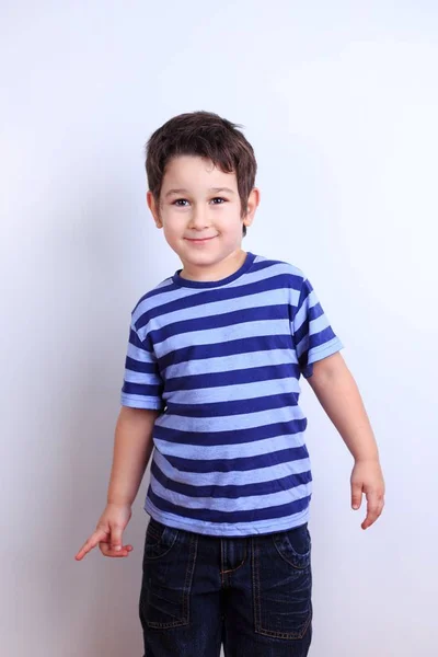 Lindo chico feliz sonriendo, cerca de disparar estudio en blanco. Emociones —  Fotos de Stock