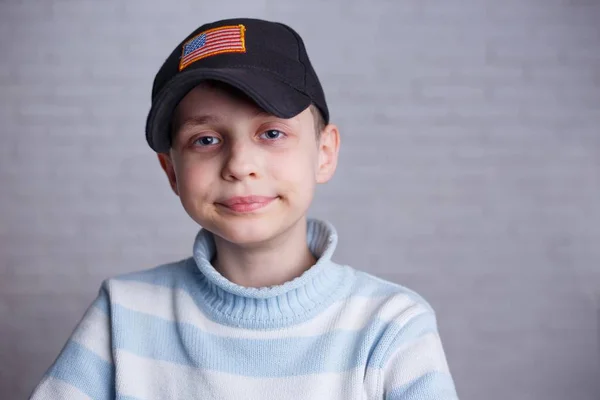 Närbild porträtt av söt pojke i keps med Usa flagga stri — Stockfoto