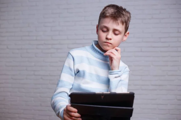Menino adolescente lendo e-book no PC tablet. Educação e tecnologia — Fotografia de Stock