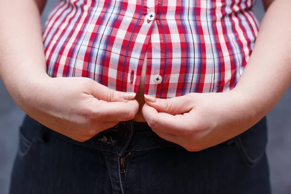 Потеря веса, вредная пища, лишний вес, диета. Unknown wom — стоковое фото